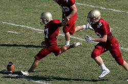 爱游戏APP-赛道与球场，双线战场上的突破与征服