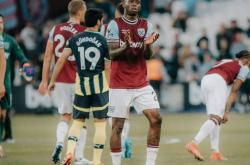 AYX官方直播-关于顶级球员实力较量，足球赛场一片热闹景象的信息