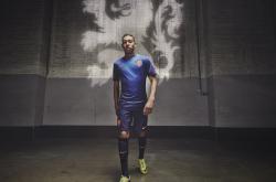 爱游戏体育-赛道与球场，当F1引擎轰鸣遇见武切维奇指尖的舞蹈