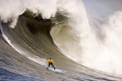爱游戏下载-F1年度争冠之夜，库尔图瓦完成自我救赎，当赛道与绿茵场在命运中交汇
