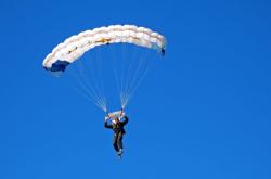 爱游戏官方入口-街道轰鸣与球场狂飙，当F1焦点战遇上篮网带走火箭