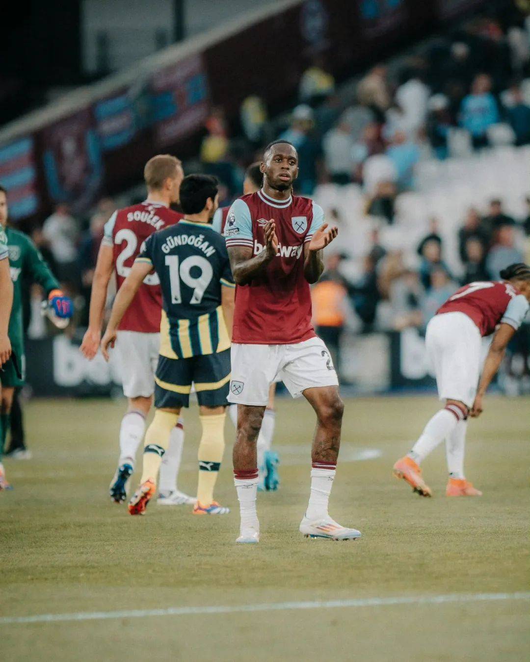 关于顶级球员实力较量，足球赛场一片热闹景象的信息