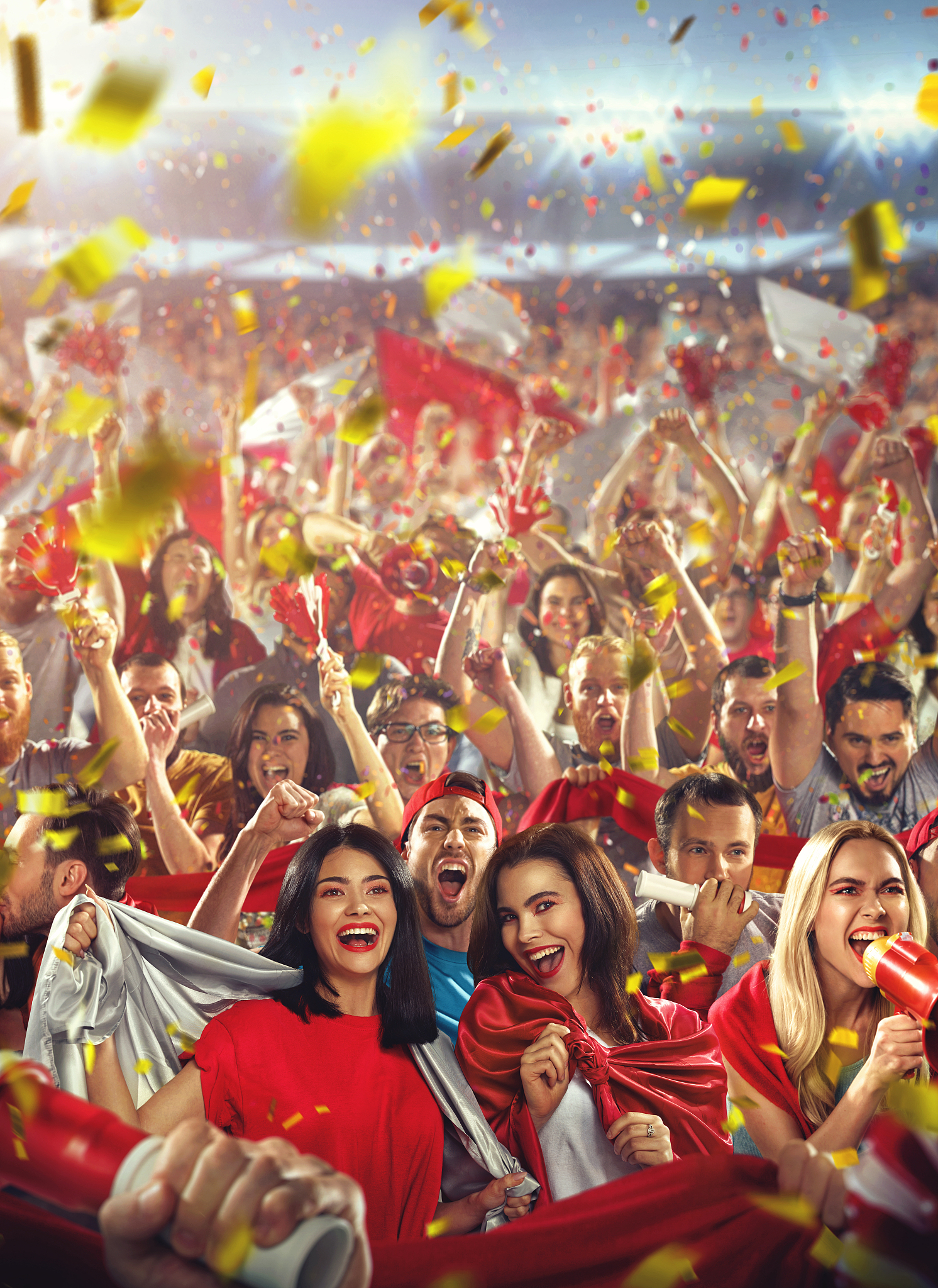 比赛现场气氛火爆，球迷热情加油