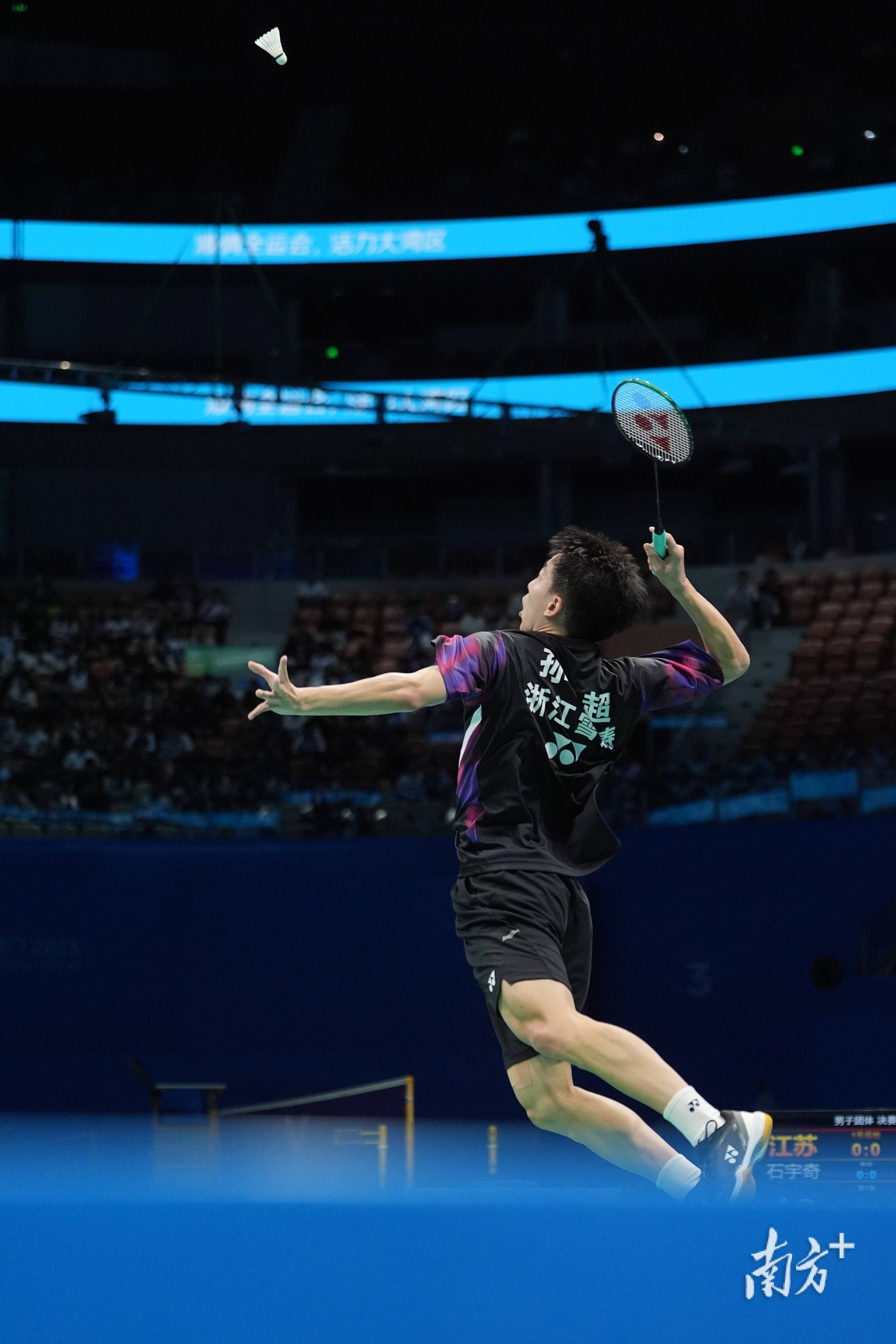 法国羽毛球队鏖战中国羽毛球队，李宗伟三分雨点燃全场的简单介绍