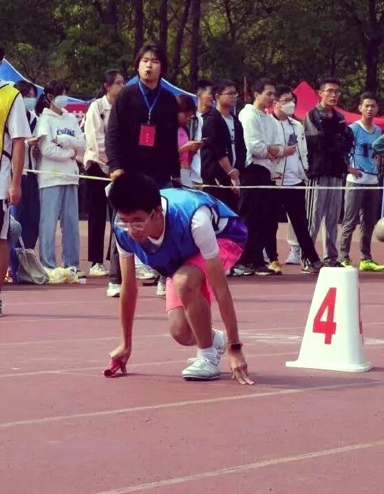 包含运动员们斗志昂扬,比赛场景热烈异常的词条 包含运动员们斗志昂扬,比赛场景热烈异常的词条