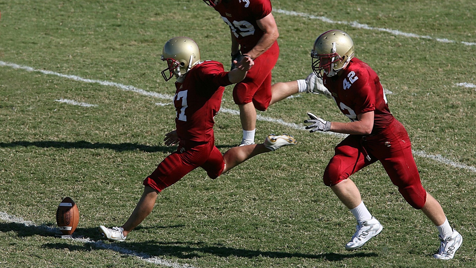 哥斯达黎加防守锁死贝蒂斯，莱万成为关键先生