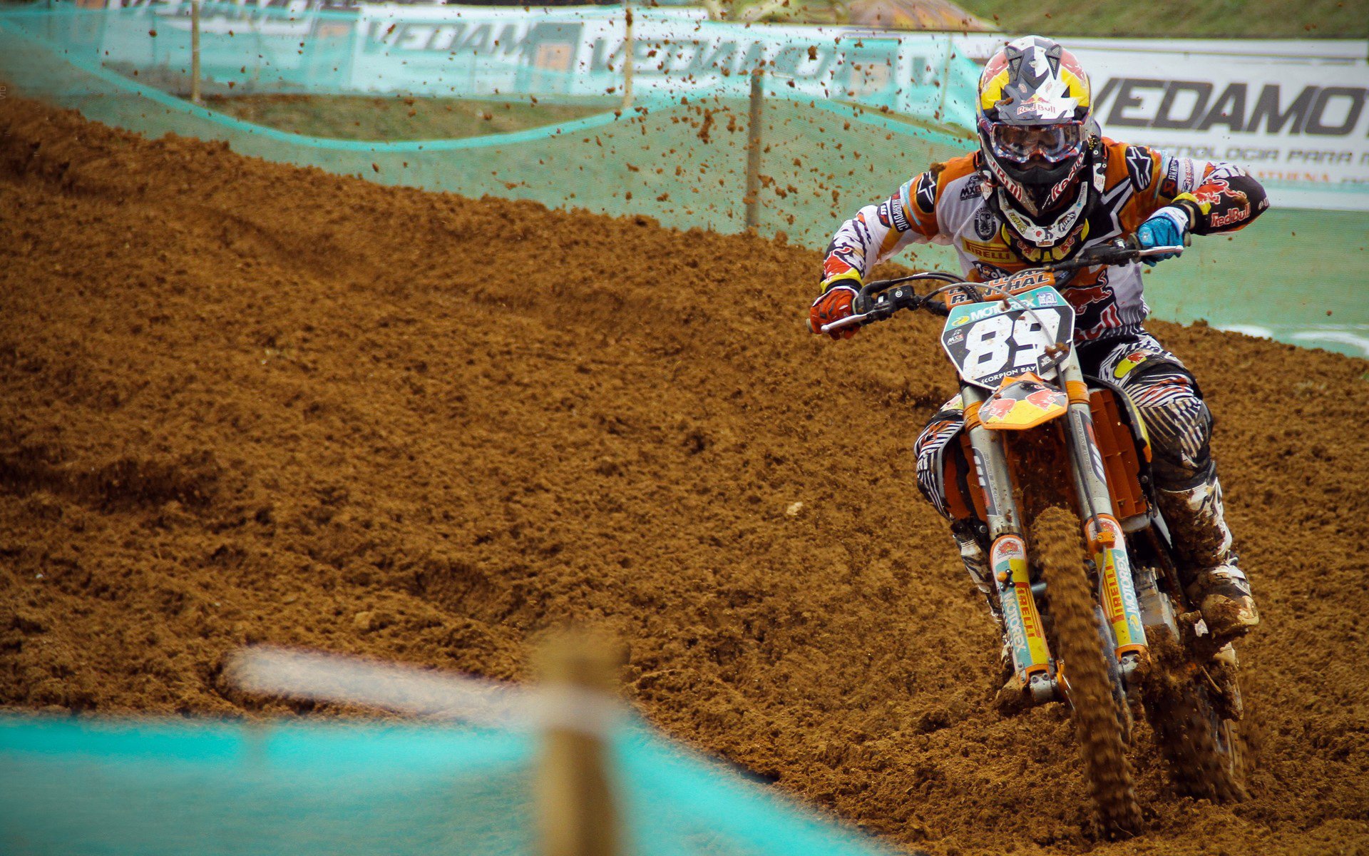 赛道上的心跳瞬间，迈凯伦险胜梅赛德斯，周冠宇刷新纪录